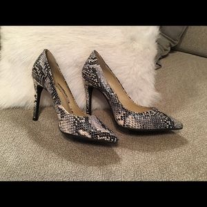 🖤Stunning Gianni Bini Snakeskin Stilettos!! 🖤